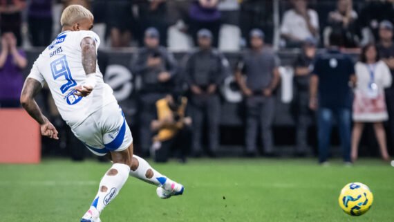 Atacante do Cruzeiro, Gabi perdeu pênalti na semifinal da Copa do Brasil, contra o Corinthians (foto: Gustavo Aleixo/Cruzeiro)