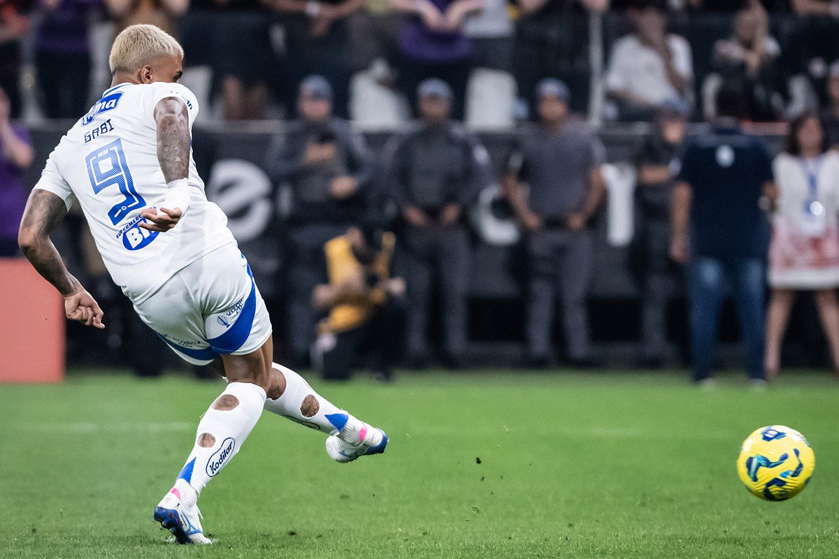 Gabigol teve cobrança defendida por Hugo Souza na disputa de pênaltis entre Cruzeiro e Corinthians na Copa do Brasil (foto: Gustavo Aleixo/Cruzeiro)