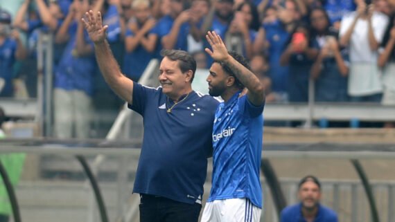 Pedro Lourenço abraça Gabigol em apresentação do atacante no Cruzeiro (foto: Alexandre Guzanshe/EM/D.A. Press - 4/1/2025)