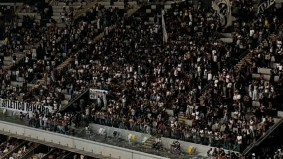 Membros da Galoucura sentados nas arquibancadas da Arena MRV (foto: Lucas Bretas/No Ataque)