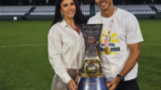 Geovane e a esposa Ana Paula com a taça da Série B conquistada pelo Coritiba (foto: Reprodução)