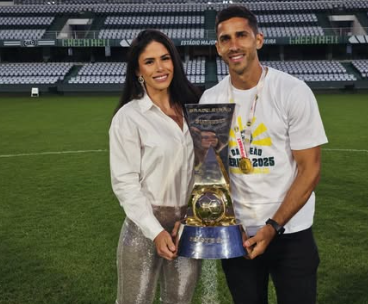 Geovane e a esposa Ana Paula com a taça da Série B conquistada pelo Coritiba (foto: Reprodução)