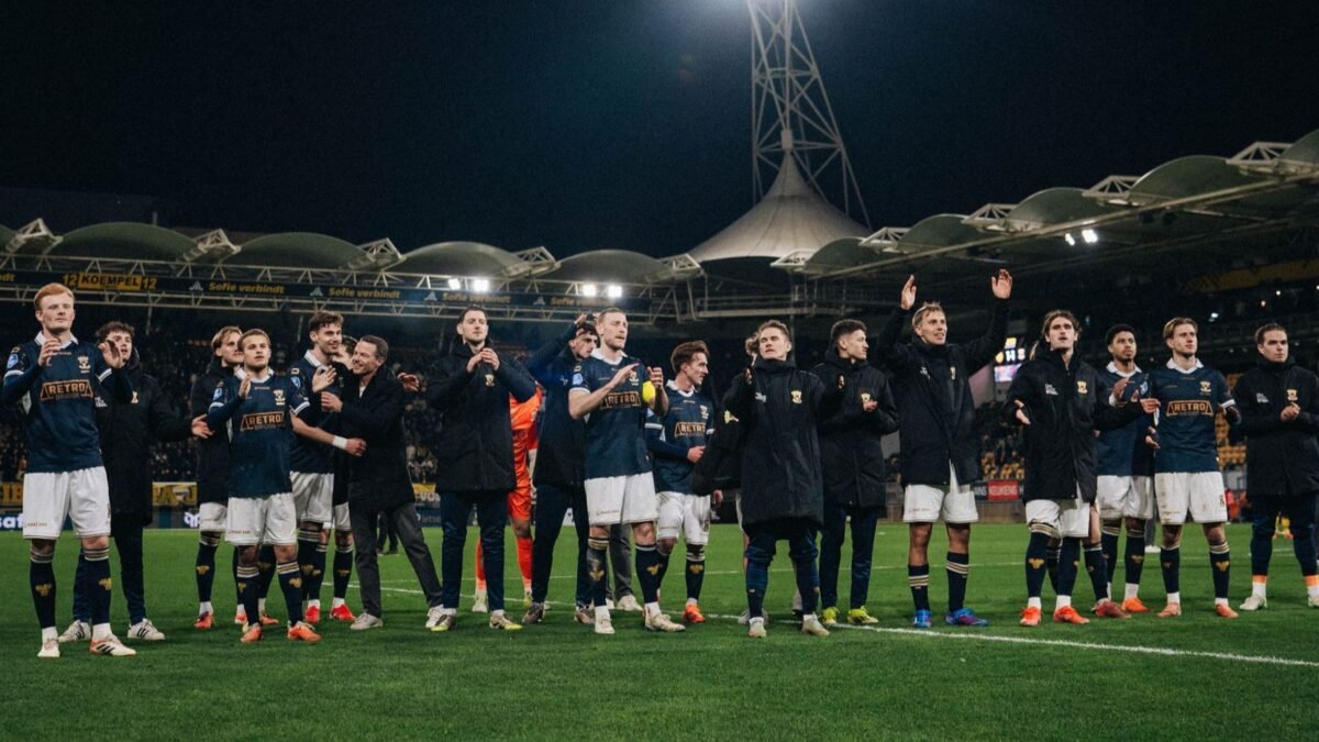 Equipe do Go Ahead Eagles comemorando a classificação (foto: Go Ahead Eagles/Divulgação)