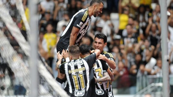 Jogadores do Atlético comemoram gol durante goleada sobre o Vasco na Arena MRV (foto: Alexandre Guzanshe/EM/D.A Press)