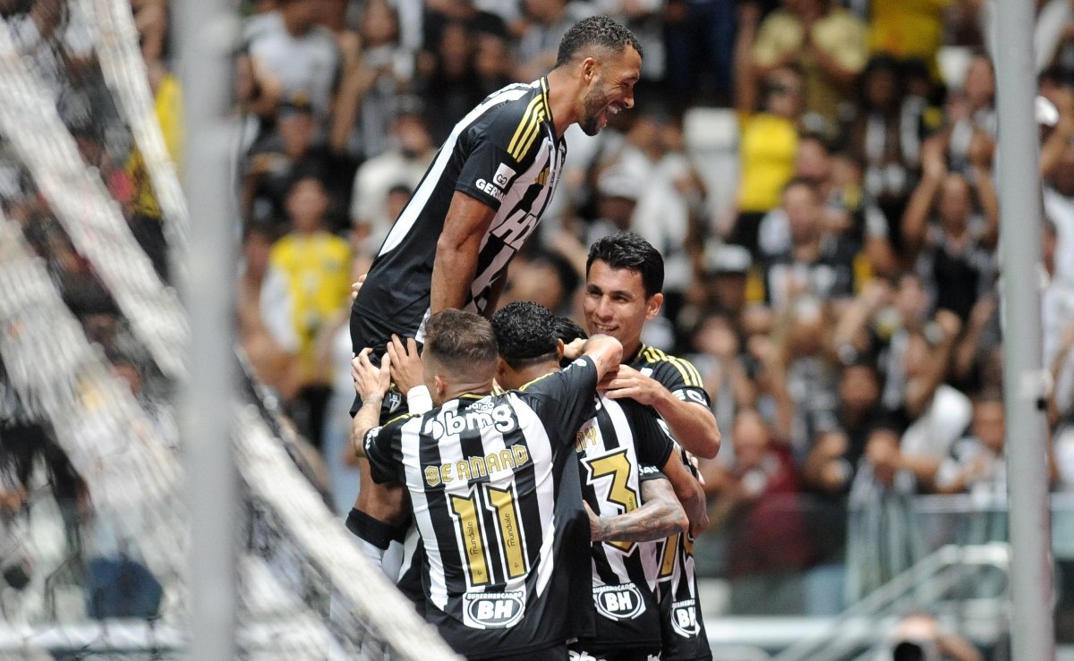 Jogadores do Atlético comemoram gol durante goleada sobre o Vasco na Arena MRV (foto: Alexandre Guzanshe/EM/D.A Press)