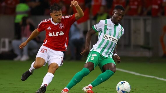 Hinestroza em ação pelo Atlético Nacional contra o Internacional (foto: Silvio Ávila/AFP)