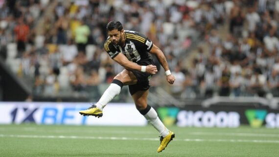 Hulk finaliza em jogo do Atlético (foto: Alexandre Guzanshe/EM/D.A Press)