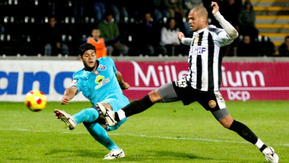 Maicon tenta parar Hulk durante confronto entre Nacional e Porto, pelo Campeonato Português de 2008/2009 (foto: Duarte Sá/Reuters)