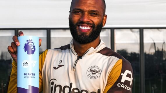 Igor Thiago com prêmio de jogador do mês da Premier League (foto: Divulgação/Brentford)