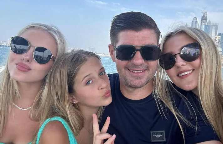 Lilly-Ella (à esquerda) é a mãe da neta de Gerrard - (foto: Divulgação/Instagram)