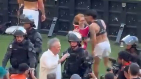 Bernabei tirou fone de jornalista, que o acusou de gritar no ouvido dela após permanência do Inter na Série A (foto: Reprodução/X)