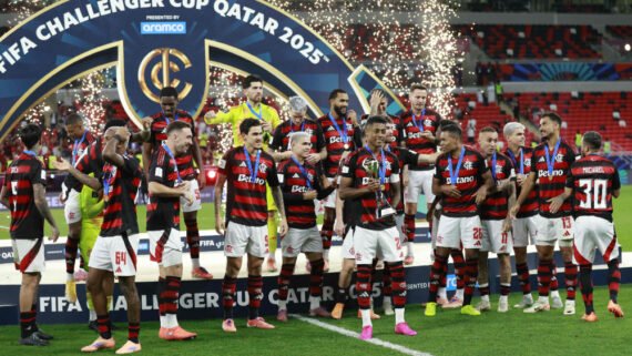Jogadores do Flamengo comemoram vitória no Intercontinental (foto: JAAFAR / AFP)