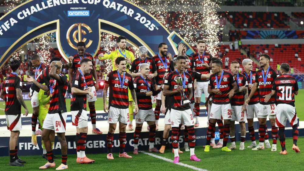 Jogadores do Flamengo comemoram vitória no Intercontinental (foto: JAAFAR / AFP)