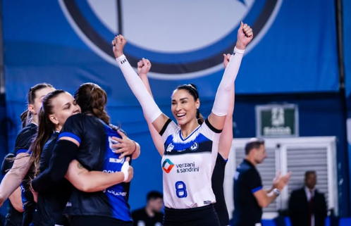 Jaqueline comemora em jogo do Pinheiros (foto: Fernanda Georges/ECP)