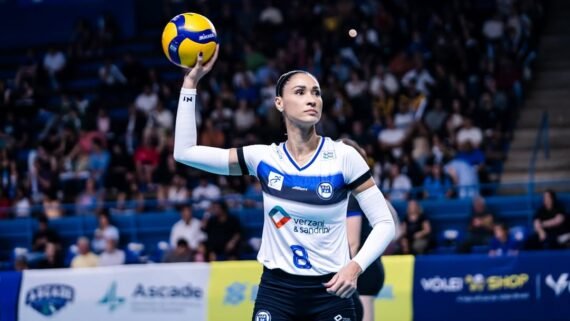 Jaqueline durante jogo do Pinheiros (foto: Divulgação/Pinheiros)
