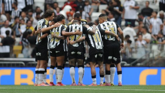 Jogadores do Atlético reunidos antes de jogo na Arena MRV (foto: Alexandre Guzanhe/EM/D.A. Press)