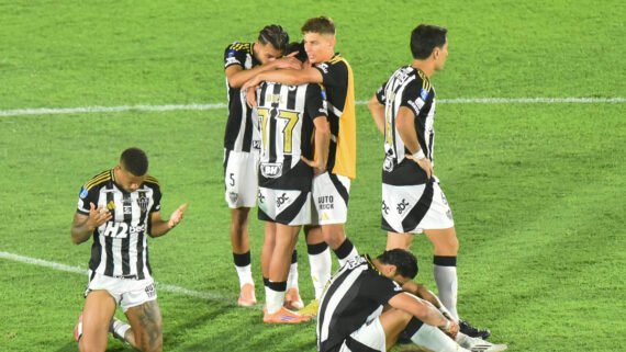 Jogadores do Atlético lamentam derrota na final da Sul-Americana (foto: JOSE BOGADO / AFP)