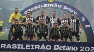 Jogadores do Atlético antes de partida pelo Brasileiro - Crédito: 