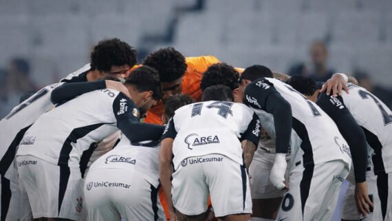 Jogadores do Corinthians reunidos antes de jogo na Neo Química Arena (foto: Divulgação/Corinthians)