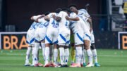 Jogadores do Cruzeiro reunidos no campo da Neo Química Arena antes da semifinal da Copa do Brasil, contra o Corinthians (foto: Gustavo Aleixo/Cruzeiro)