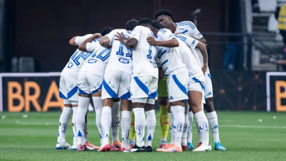 Jogadores do Cruzeiro reunidos no campo da Neo Química Arena antes da semifinal da Copa do Brasil, contra o Corinthians (foto: Gustavo Aleixo/Cruzeiro)