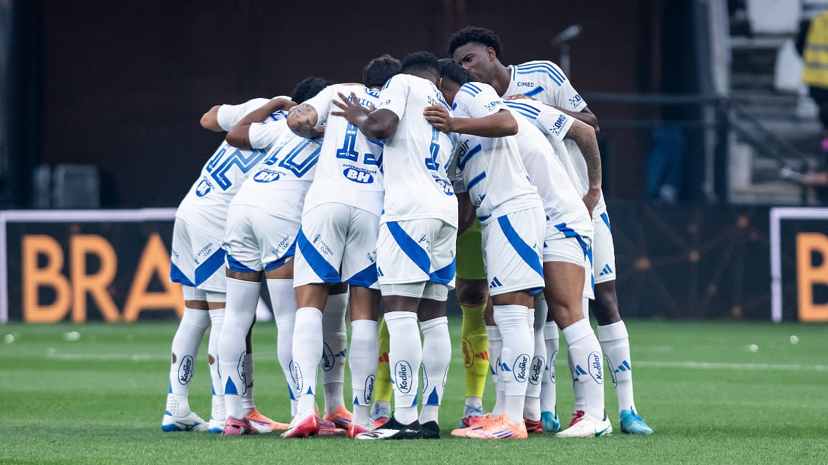 Jogadores do Cruzeiro reunidos no campo da Neo Química Arena antes da semifinal da Copa do Brasil, contra o Corinthians (foto: Gustavo Aleixo/Cruzeiro)