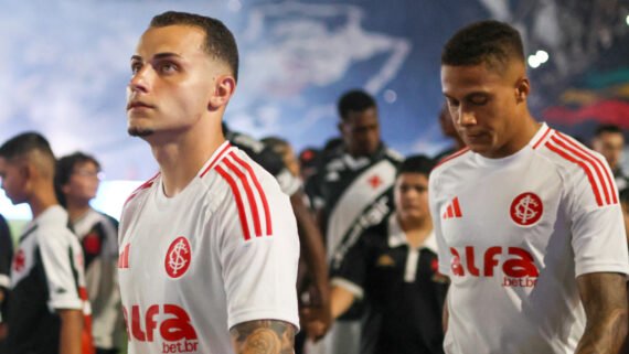 Jogadores do Internacional antes de goleada sofrida diante do Vasco pelo Campeonato Brasileiro, em São Januário (foto: Ricardo Duarte/Internacional)
