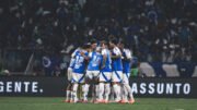 Jogadores do Cruzeiro em 2025 reunidos no campo do Mineirão, em Belo Horizonte (foto: Gustavo Aleixo/Cruzeiro)