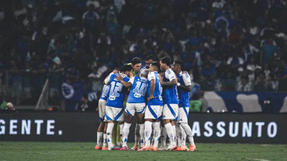 Jogadores do Cruzeiro em 2025 reunidos no campo do Mineirão, em Belo Horizonte (foto: Gustavo Aleixo/Cruzeiro)