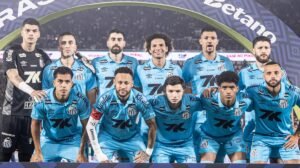 Jogadores do Santos antes de partida pelo Campeonato Brasileiro - Crédito: 