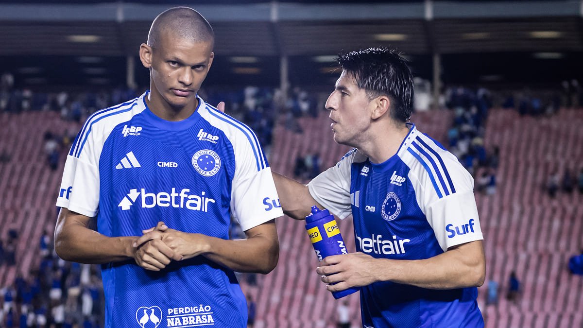 Janderson, zagueiro do Cruzeiro, recebendo conselhos de Lucas Villalba (foto: Gustavo Aleixo/Cruzeiro)