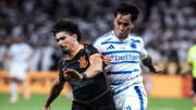 Kaio Jorge em disputa com o zagueiro André Ramalho durante Corinthians x Cruzeiro pela semifinal da Copa do Brasil de 2025 (foto: Gustavo Aleixo/Cruzeiro - 14/12/2025)