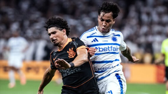 Kaio Jorge em disputa com o zagueiro André Ramalho durante Corinthians x Cruzeiro pela semifinal da Copa do Brasil de 2025 (foto: Gustavo Aleixo/Cruzeiro - 14/12/2025)