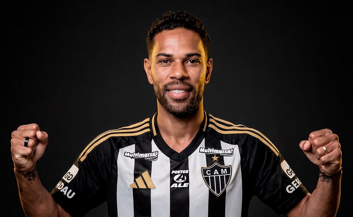 Renan Lodi na primeira foto com a camisa do Atlético (foto: Divulgação/Atlético)