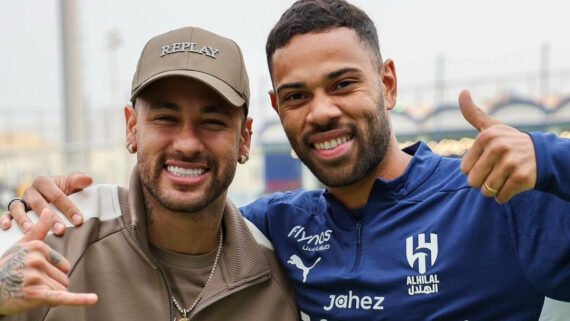 Renan Lodi (à direita), reforço do Atlético, ao lado de Neymar nos tempos de Al-Hilal (foto: Reprodução/Instagram/Renan Lodi)