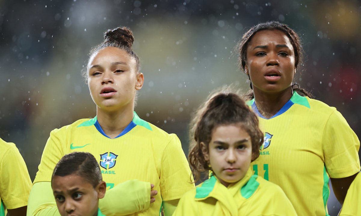 Ludmila (à esquerda), atacante da Seleção (foto: Lívia Villas Boas / CBF)