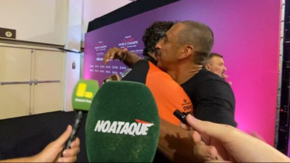 Luizomar e Serginho se abraçam após bronze do Osasco no Mundial de Clubes Feminino de Vôlei (foto: Rafael Cyrne/No Ataque)