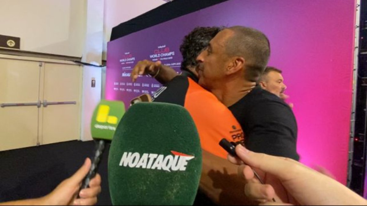 Luizomar e Serginho se abraçam após bronze do Osasco no Mundial de Clubes Feminino de Vôlei (foto: Rafael Cyrne/No Ataque)