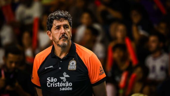 Luizomar de Moura, técnico do Osasco, durante Mundial de Clubes Feminino de Vôlei (foto: Divulgação/FIVB)