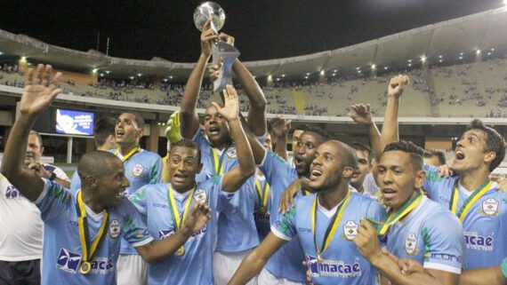 Jogadores do Macaé comemoram título da Série C em 2014 (foto: Divulgação)