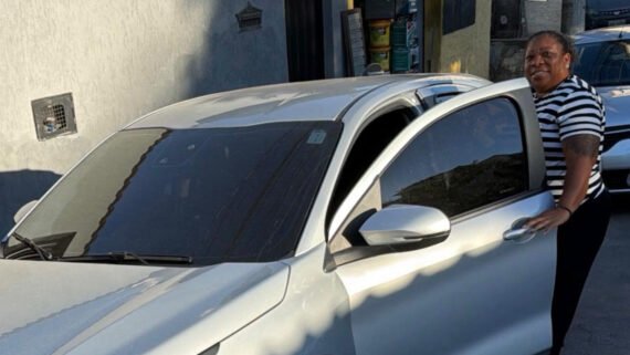 Mãe de Patrick Silva, do Atlético, com carro novo (foto: Reprodução/Instagram)