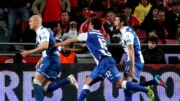 Maicon (à esquerda) foge de Hulk (ao centro) durante comemoração de gol pelo Porto, contra o Benfica, em 2012 (foto: Hugo Correia/Reuters)