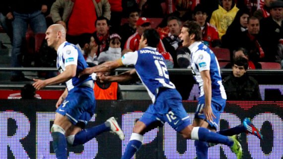 Maicon (à esquerda) foge de Hulk (ao centro) durante comemoração de gol pelo Porto, contra o Benfica, em 2012 (foto: Hugo Correia/Reuters)