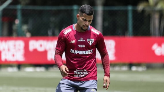 Mailton durante treino do São Paulo (foto: Erico Leonan / São Paulo FC)