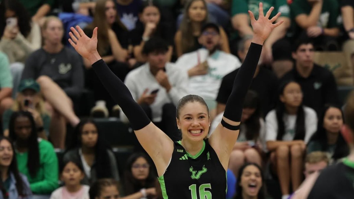Maria Clara Andrade comemora ponto na NCAA (foto: Divulgação/Universidade do Sul da Flórida)