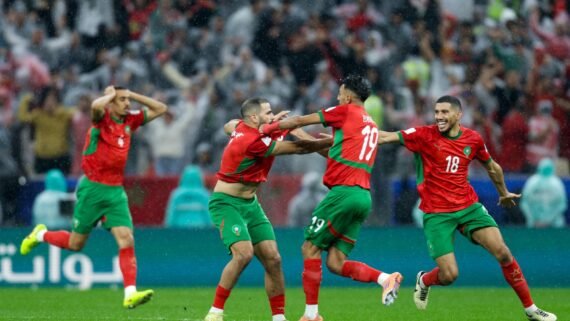 Jogadores de Marrocos comemoram golaço na final contra Jordânia (foto: Karim Jaafar/AFP)