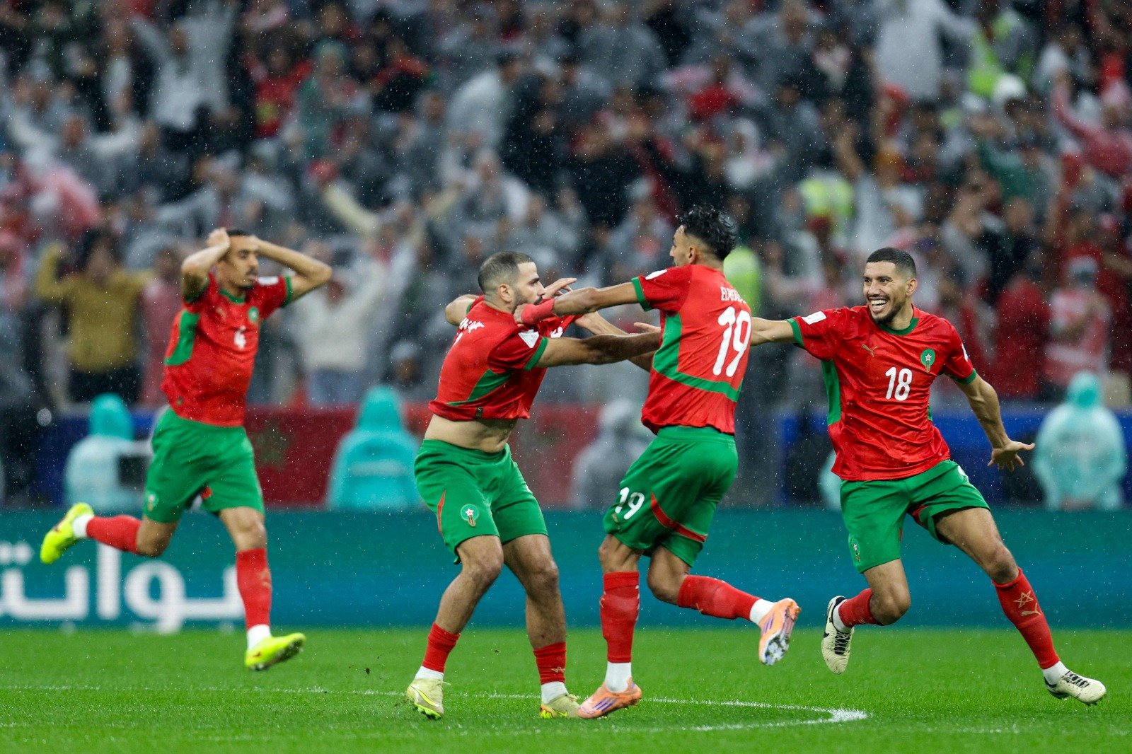 Jogadores de Marrocos comemoram golaço na final contra Jordânia (foto: Karim Jaafar/AFP)