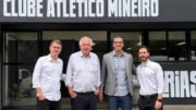 Luiz Carlos de Azevedo (gerente-geral da base do Atlético), Rubens Menin (dono da SAF do Atlético), Paulo Bracks (CSO do Atlético) e Pedro Daniel (CEO do Atlético) na Cidade do Galo (foto: Reprodução/X/Atlético)
