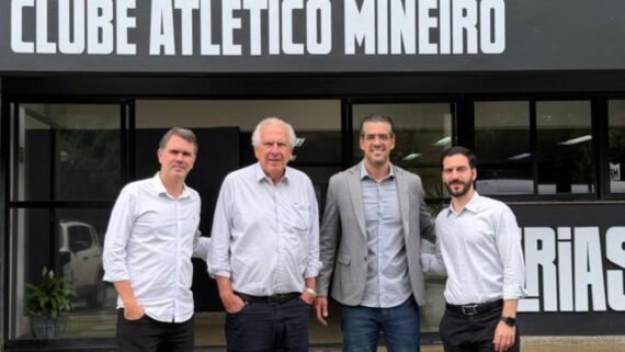 Luiz Carlos de Azevedo (gerente-geral da base do Atlético), Rubens Menin (dono da SAF do Atlético), Paulo Bracks (CSO do Atlético) e Pedro Daniel (CEO do Atlético) na Cidade do Galo (foto: Reprodução/X/Atlético)
