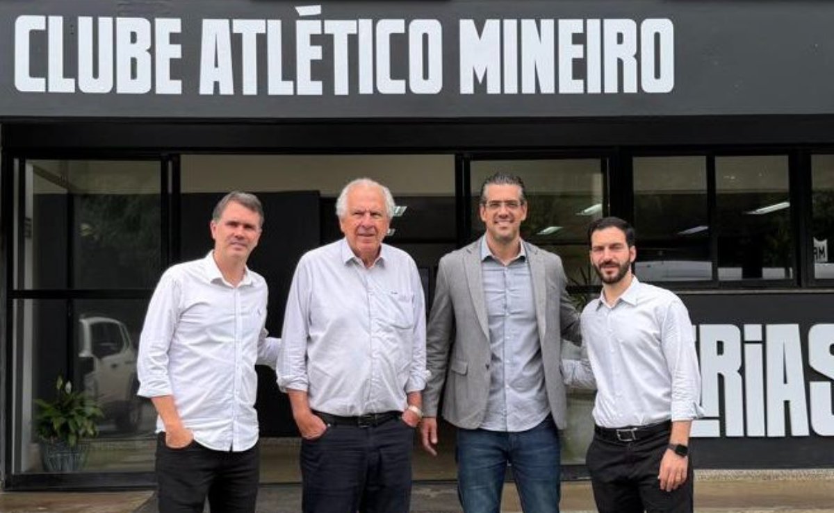 Luiz Carlos de Azevedo (gerente-geral da base do Atlético), Rubens Menin (dono da SAF do Atlético), Paulo Bracks (CSO do Atlético) e Pedro Daniel (CEO do Atlético) na Cidade do Galo (foto: Reprodução/X/Atlético)